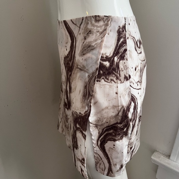 Marble Print Mini Skirt size small with side slit & Side Zipper, barely worn - Picture 5 of 9